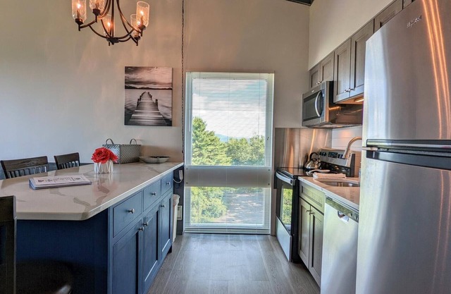 Cedar Lodge 408. 1 edroom condo with spectacular views of Winnipesaukee!