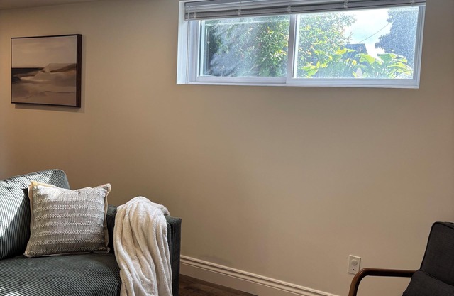 Cedar Suite -Walking distance to cafés w/full kitchen, laundry & outdoor dining
