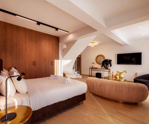 Cens Platinum Luxury Suites