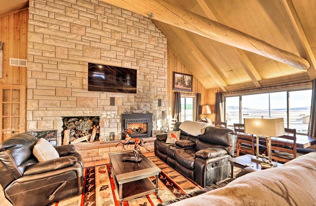 Centennial Cabin w/Hot Tub, Sauna & Pool Table!