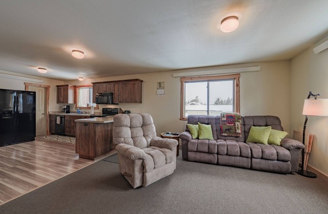 Centennial Suite, Sleeps 4, only 5 blocks from west entrance to Yellowstone Park