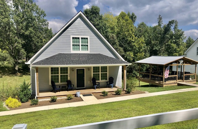 Center Hill Lake Cottage Four Seasons, Smithville, TN