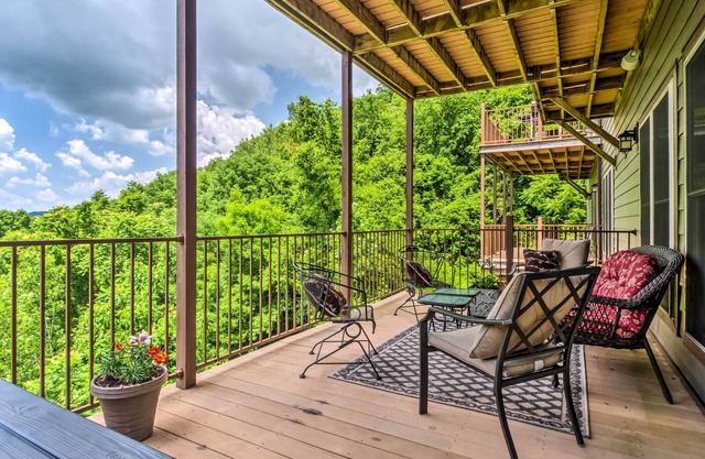 Center Hill Lake Rental: Steps to Hurricane Marina