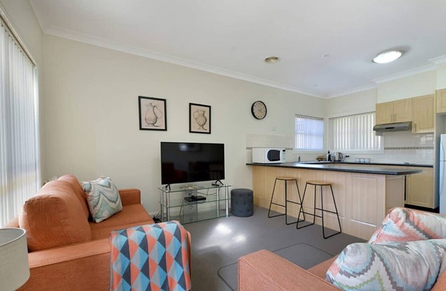 Central 2 Bed, 2 Bath Villa, Walk to Town