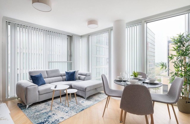 Central 2 bed flat, free parking