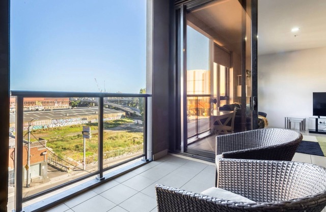 Central 2-Bedroom Apt with Parking in North Melbourne