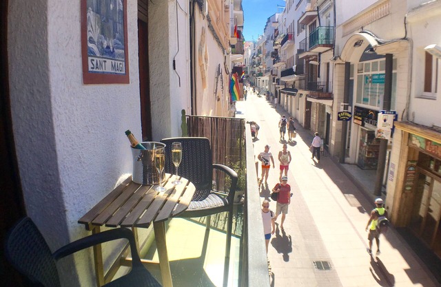 Central 2 bedroom apartment with sunny balcony