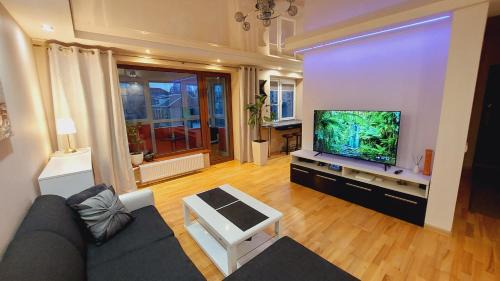 Central Apartment with Fireplace & Cathedral View