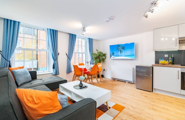 Central Apartment with 55 ' Smart TV, Netflix, Amazon Prime TV, Super King Bed