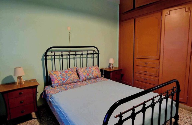 Central apt "Lili", 5-7' walk from the port, 10' walk from centre, pet friendly!