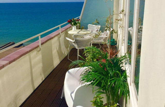 Central Beachfront Penthouse with private sun/roof terrace