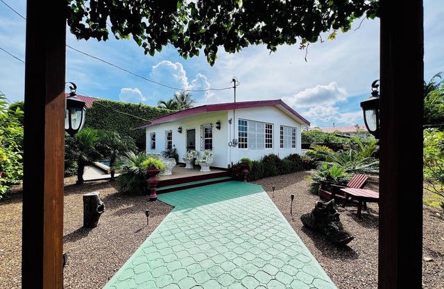Central City “Haven” Private Flat & Pool
