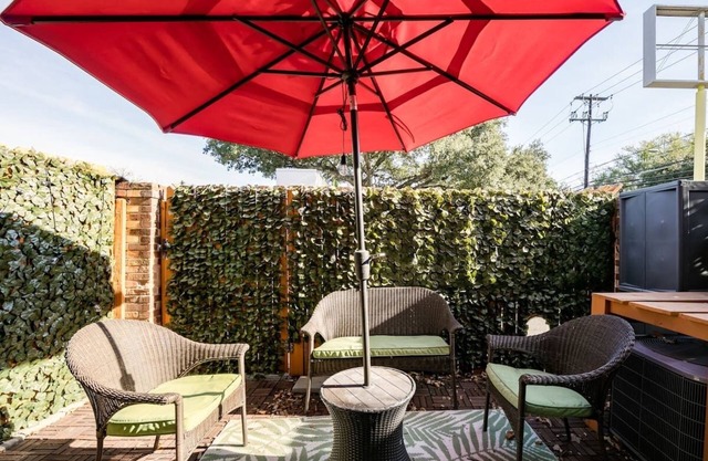 Central Condo w/Patio, Walk to Shops and Food NEW