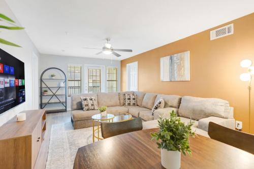 Central Economy 4 Bed 4 Bath Suite 5 mins from Downtown!
