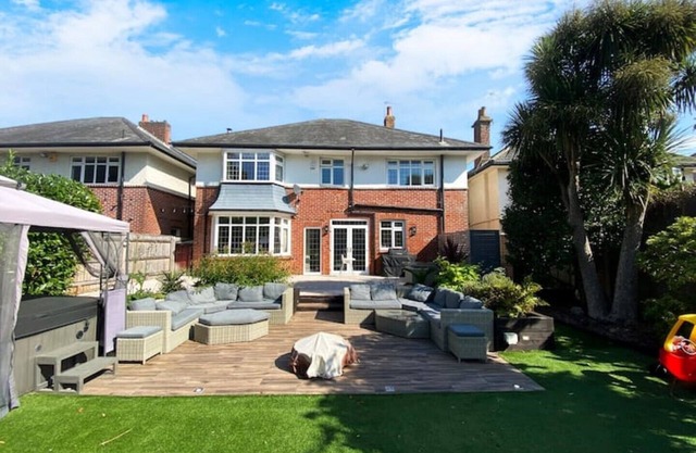 Central Elegance: Chic Family Abode with Lush Garden for kids, BBQ, and Hot Tub