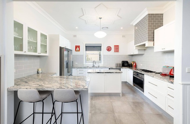 Central Entertainer's Paradise - Stunning three bedroom classic in the heart of Wodonga