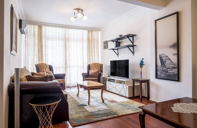 Central Flat w Balcony 1 min to Carousel Mall