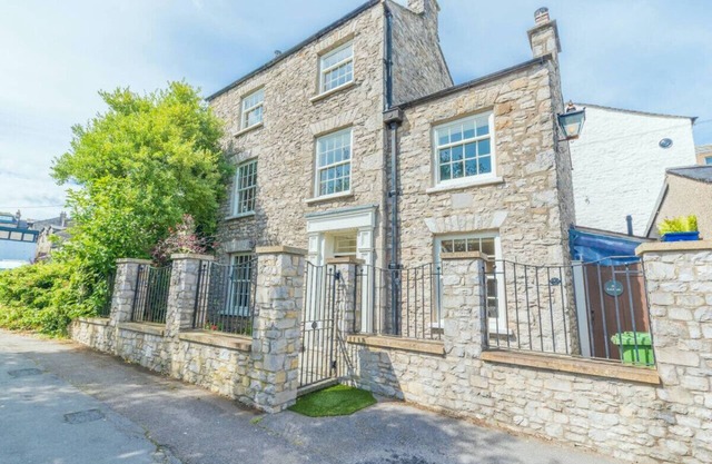 Central Kendal Georgian home, private courtyard & free parking