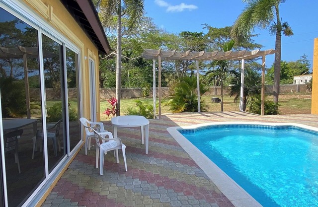 Central located apartment. Beach, pool and parking access. Pet friendly