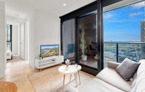 Central Location CBD Escape - Stunning Views, Pool and Gym Access