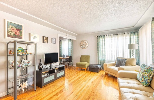 CENTRAL LOCATION, DUPLEX CLOSE TO ALBERTA ART DISTRICT!