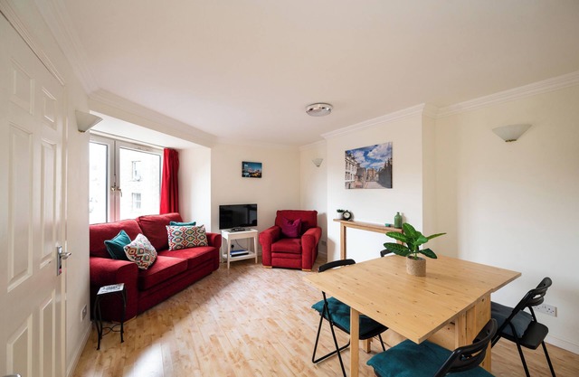 Central, Modern Apartment close to the Royal Mile with wonderful views