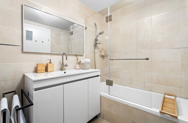 Central modern JLM 3BR suite with a private Parking and a Balcony