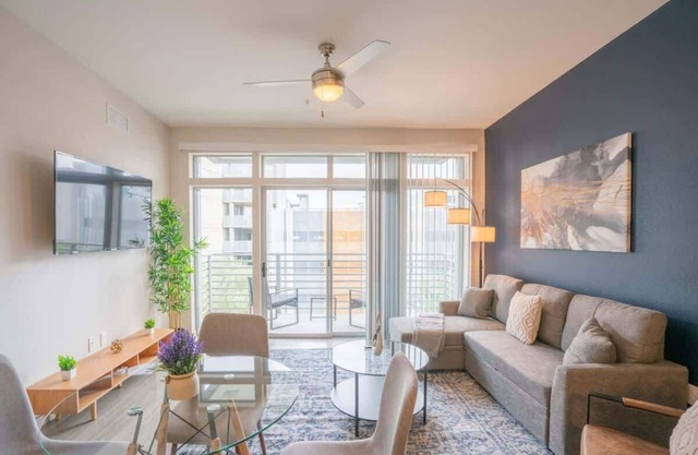 Central PHX with Pool, Gym +Parking +W/D Walkable