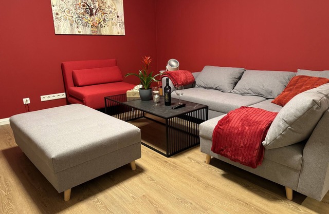 Central Suite, 2 Bed Rooms, fully equipped kitchen, Living Room, Netflix, Balkon