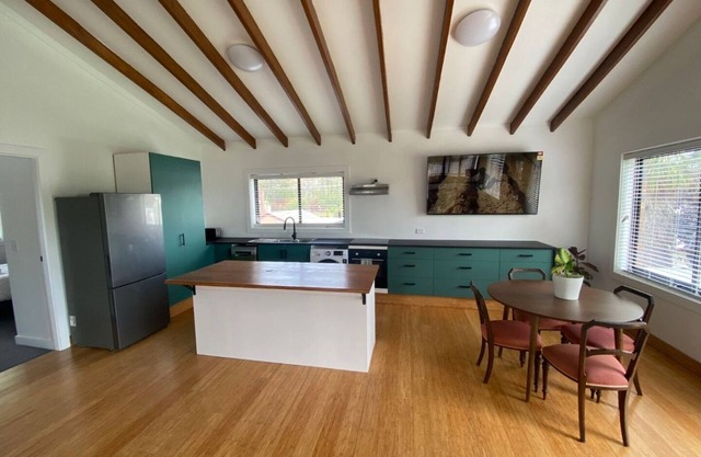 Central South Armidale unit, 2 bedroom, walk to town, modern + renovated