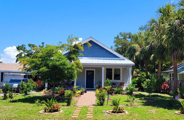 Central, Spacious and Stylish 2BD, 2BTH Home and Garden, Stylish 2BD 2BTH on The Cultural Coast