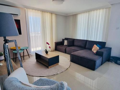 Central, Spacious Pent House -Sea view