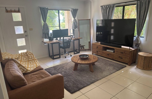 Central town house. 2km away from lismore base house.