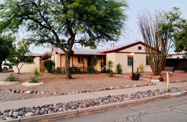 Central Tucson Gem located near University of Arizona, Reid Park Golf & Gardens.