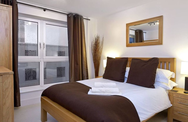 Central Two-bedroom Apartment w/Fully-Fitted Kitchen & Panoramic Windows
