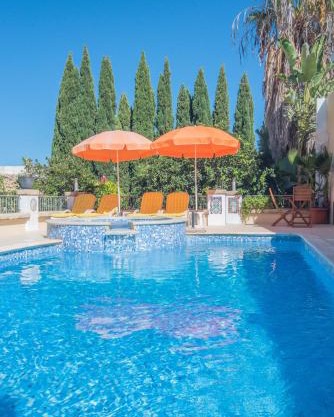 Central villa flatlet with pool - free parking and WiFi