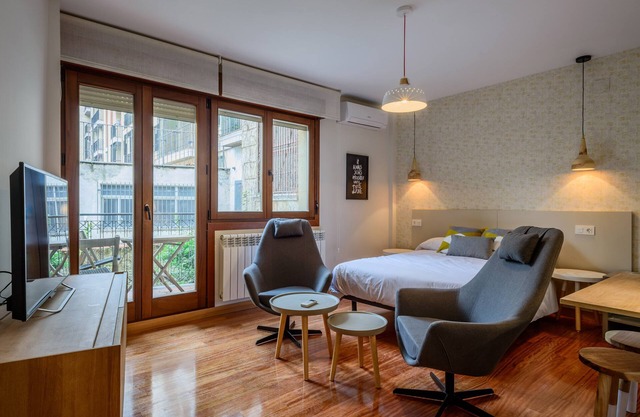 Central with free garage, ideal couples