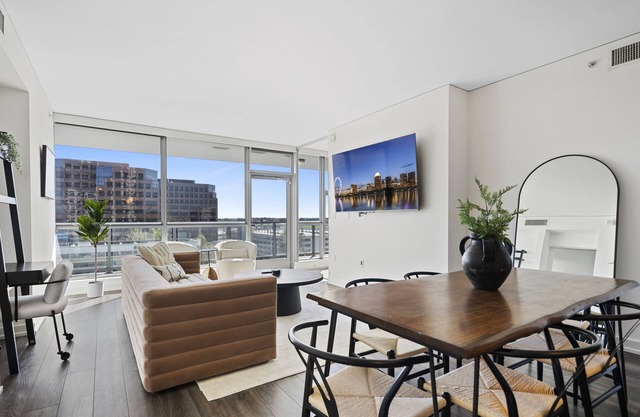 Centrally located Hi Rise in OC