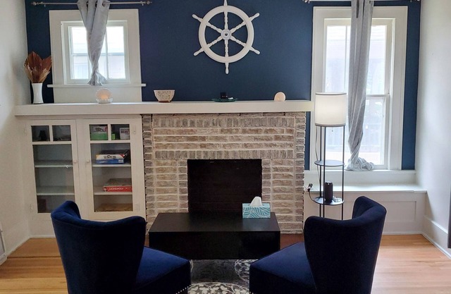 Centrally located in the heart of downtown. 5 min from Wesley & St Joe Hospitals