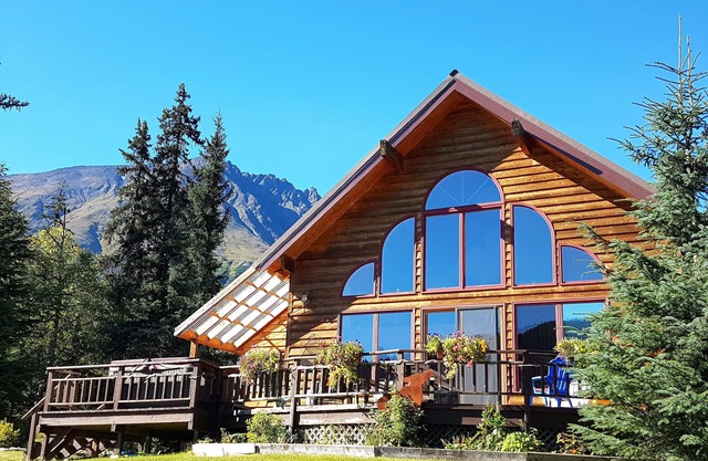 Centrally Located Private Awesome View Custom Chalet. Bonus Hot Tub
