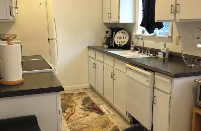 Centrally located, quiet, beachy vibe, 2-bedroom apartment with WiFi