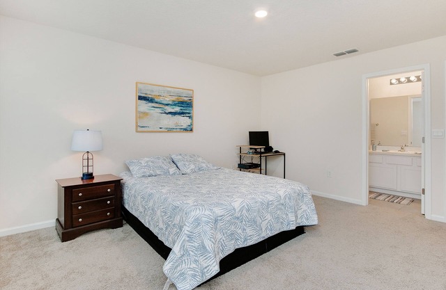 Centrally Located Townhome! Minutes from Beaches and downtown!