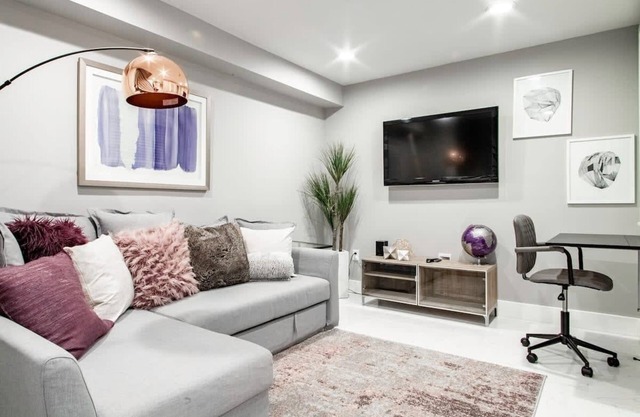 Centrally-Located Well-Decorated Solar-Powered!