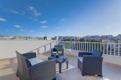 Centric and Modern Penthouse close to Amenities
