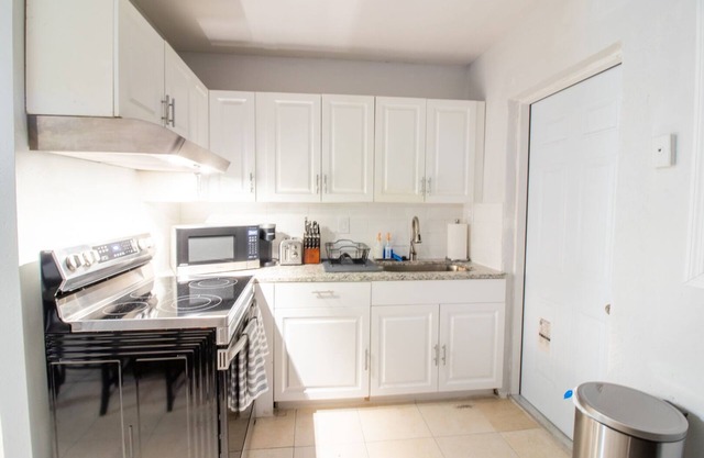 Centric Apt 2BR/1 BA ֎-Ideal for Long Stays