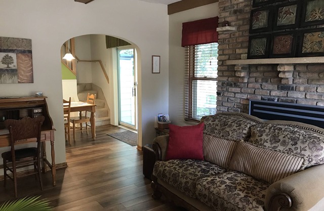Century Cottage-PERFECT for Mayo & downtown visitors!
