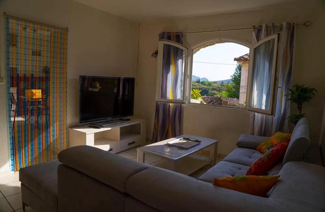 Cette maison moderne à louer est nichée au cœur d'une magnifique forêt