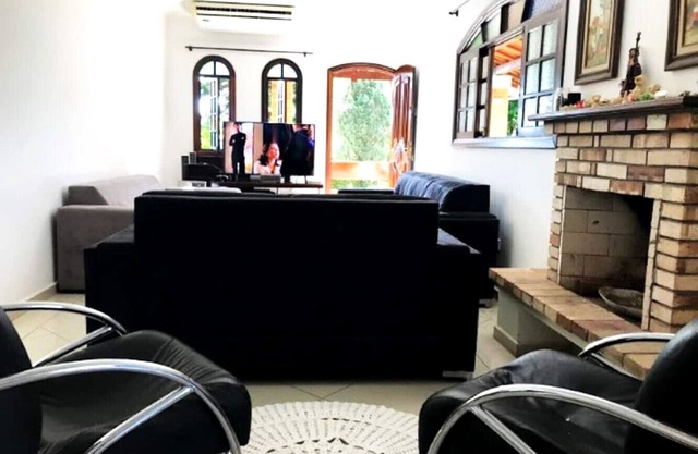 Chácara com Wi-Fi, piscina e churrasq. em Atibaia