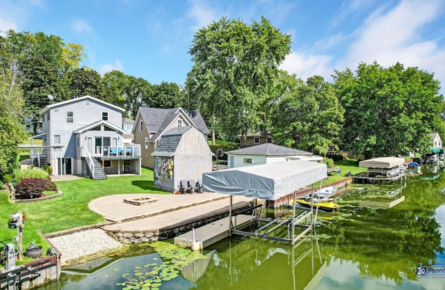 Chain O' Lakes life.serene bay w/private beach access. Kayaks & Boats welcome
