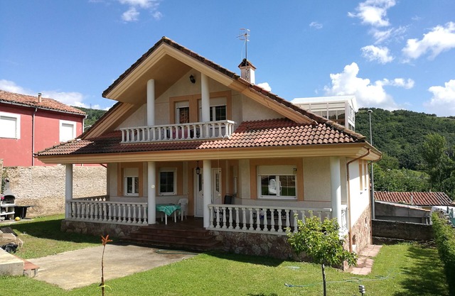 Chalet 360 mt indoor pool and barbecue in La Robla (León)